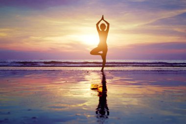 Yoga, meditasyon, plaj, sağlık ve uyum arka planda, yaşam dengesi kadın silüeti