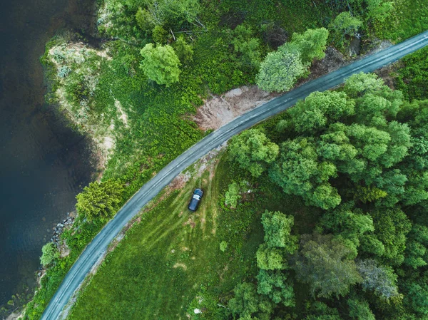 绿色森林中乡村道路的美丽鸟景 无人机景观 — 图库照片