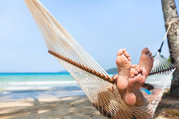 Happy Couple Family Hammock Tropical Paradise Beach Island Holidays Closeup — Stock Photo, Image