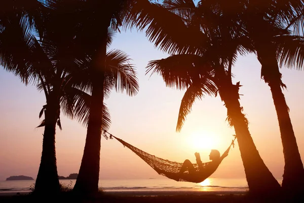 Frau Entspannt Sich Hängematte Schönen Sonnenuntergangsstrand Urlaubskonzept — Stockfoto