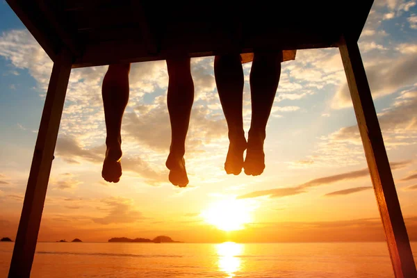 Concepto Felicidad Silueta Pies Pareja Sentada Muelle Atardecer Playa — Foto de Stock