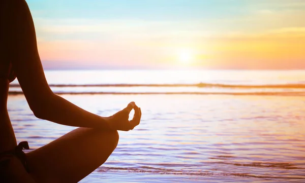 Yoga Meditazione Concetto Sfondo Silhouette Sulla Spiaggia — Foto Stock