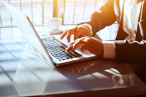 Zakenreizen Werken Computer Laptop Online Close Van Handen Van Zakenman — Stockfoto