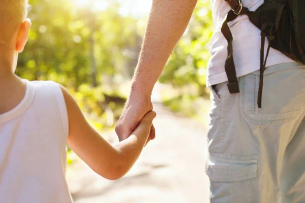 Niño Cogido Mano Padre Adulto Afuera Parque Verano — Foto de Stock