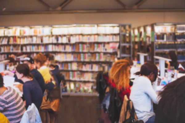 Formação Estudantes Que Trabalham Biblioteca Pública Universidade — Fotografia de Stock