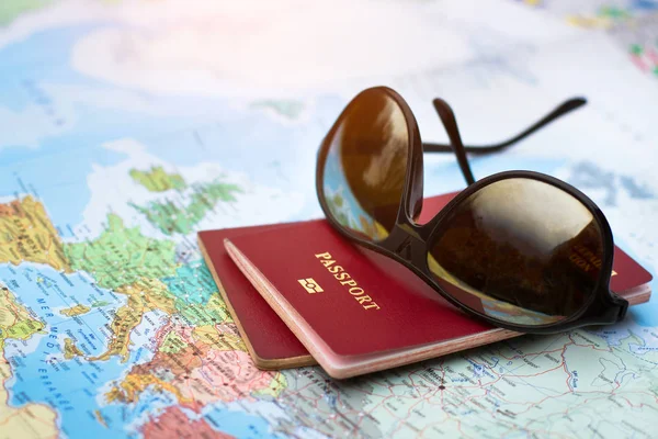 Seyahat Kavramı Dünya Haritası Üzerinde Iki Pasaportlar Yurt Dışında Tatil — Stok fotoğraf