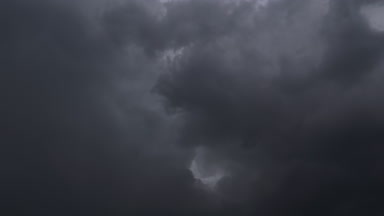 Yıldırım çarpması fırtınalı gökyüzü üzerinde