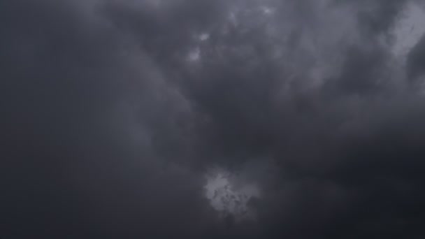 暴风雨的天空中的闪电袭击 — 图库视频影像
