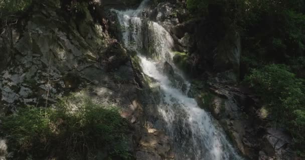 Pequeño Arroyo Fluye Entre Las Rocas Montaña — Vídeos de Stock