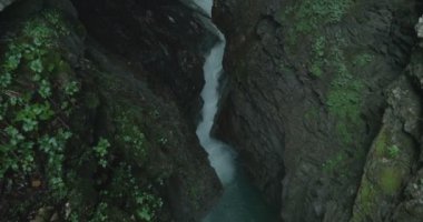 Stanghe şelale, derin İtalyan Alpleri'nde mermer kazıma bir geçit.