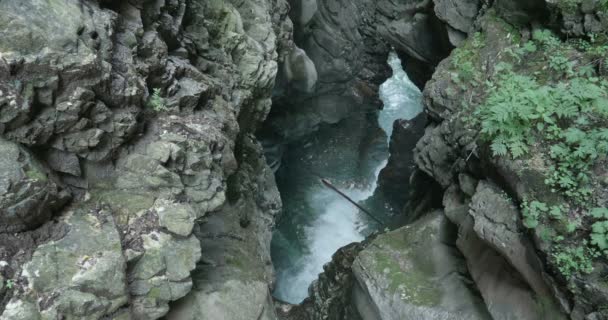 Cascata Stanghe Una Gola Profondamente Incisa Nel Marmo Delle Alpi — Video Stock