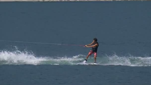 在2108年7月1日在科莫湖 意大利 一个年轻男孩骑着滑水在摩托艇的波浪上 — 图库视频影像