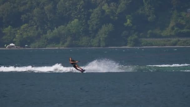 Uma Menina Salta Velório Atrás Uma Lancha Durante Wake Zone — Vídeo de Stock