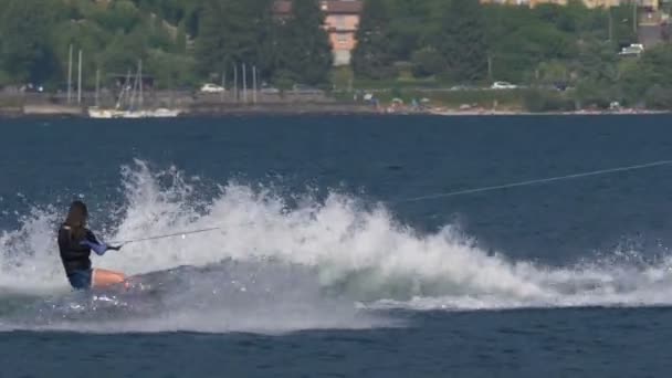 Een Meisje Springt Wake Val Het Water Tijdens Wake Zone — Stockvideo