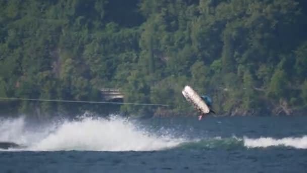 Ein Mädchen Das Wakeboard Auf Der Welle Des Motorbootes Reitet — Stockvideo
