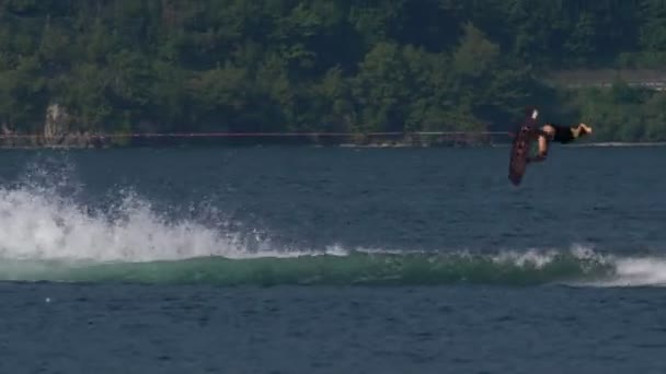 Ein Mädchen Das Wakeboard Auf Der Welle Des Motorbootes Reitet — Stockvideo