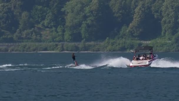 在2108年7月1日在科莫湖 意大利 一个女孩骑着滑水在摩托艇的波浪上 — 图库视频影像