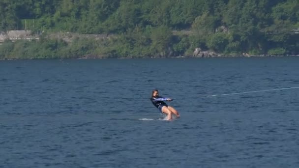 在2108年7月1日在科莫湖 意大利 一个女孩被拖到一艘摩托艇后面 — 图库视频影像