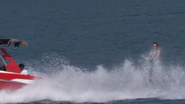 Bir çocuk uyku modundan çıkarma ve sonbahar suda uyan bölge Kupası sırasında Tarih 1 Temmuz 2108 Como Gölü (İtalya atlar)