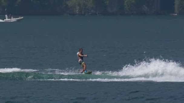 在2108年7月1日在科莫湖 意大利 一个男孩骑着滑水在摩托艇的波浪上 — 图库视频影像