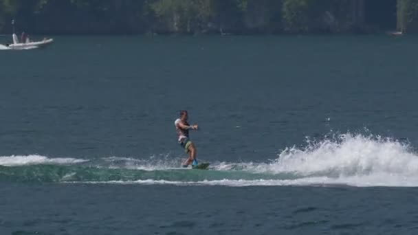 Ragazzo Sella Wakeboard Sull Onda Del Motoscafo Durante Wake Zone — Video Stock