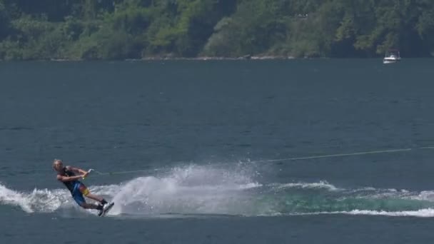在2108年7月1日在科莫湖 意大利 一个男孩骑着滑水在摩托艇的波浪上 — 图库视频影像