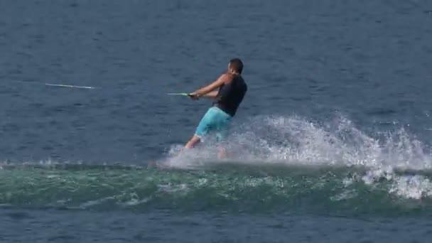 Niño Salta Estela Detrás Una Lancha Durante Copa Wake Zone — Vídeos de Stock