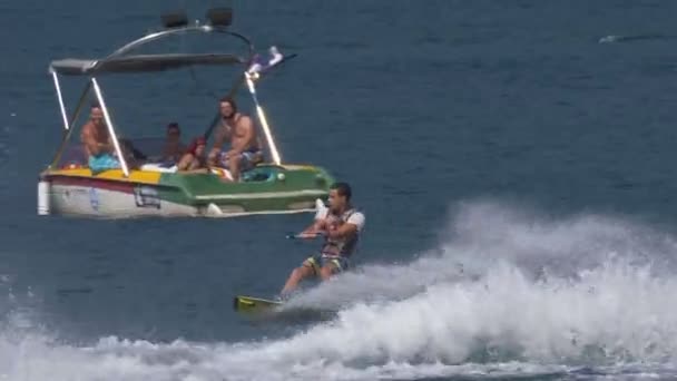 Ένα Αγόρι Πηδάει Απόηχο Πίσω Από Ένα Μηχανοκίνητο Σκάφος Κατά — Αρχείο Βίντεο