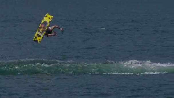 Ragazzo Salta Scia Dietro Motoscafo Durante Wake Zone Cup Del — Video Stock