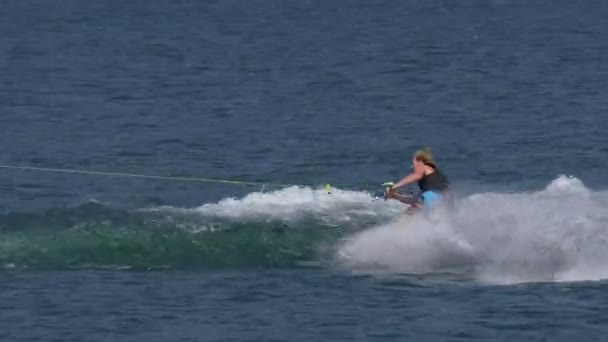 Dreng Springer Kølvandet Bag Motorbåd Wake Zone Cup Den Juli – Stock-video