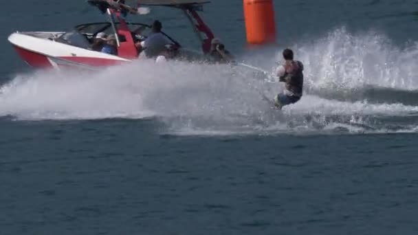 Niño Salta Estela Cae Agua Durante Copa Wake Zone Julio — Vídeo de stock