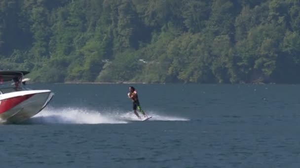 Chlapec Koni Wakeboard Vlně Motorový Člun Skákání Probuzení Během Wake — Stock video