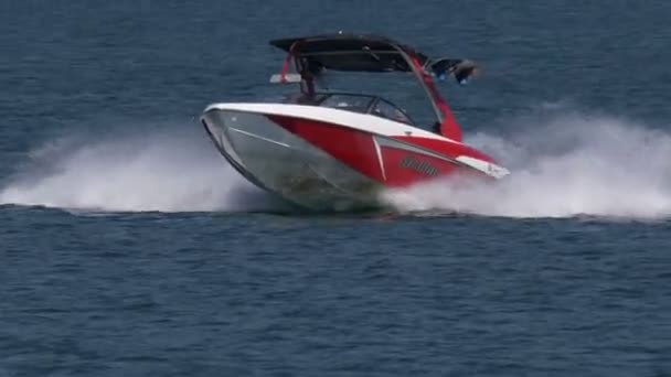 Ragazzo Che Cavalca Wakeboard Onda Motoscafo Salta Veglia Durante Wake — Video Stock