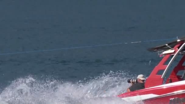 Niño Salta Estela Cae Agua Durante Copa Wake Zone Julio — Vídeo de stock