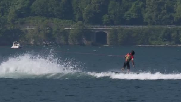 Een Jongen Rijden Wakeboard Golf Van Motorboot Tijdens Wake Zone — Stockvideo