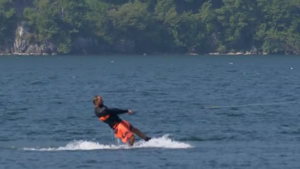 Menino Rebocado Atrás Uma Lancha Durante Wake Zone Cup Julho — Vídeo de Stock