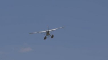 Mavi gökyüzünde uçan floatplane, yakın çekim