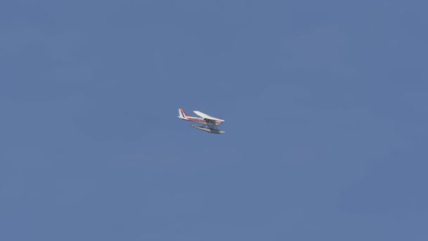 Wasserflugzeug Fliegt Blauem Himmel — Stockvideo