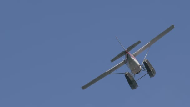 Mavi Gökyüzünde Uçan Floatplane Yakın Çekim — Stok video