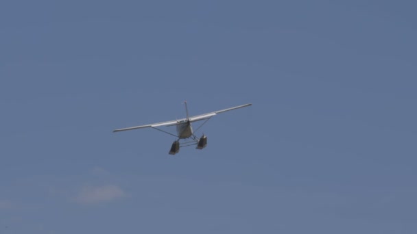 Close Floatplane Flying Blue Sky — Stock Video