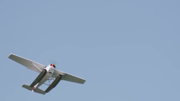 Close Floatplane Flying Blue Sky — Stock Video