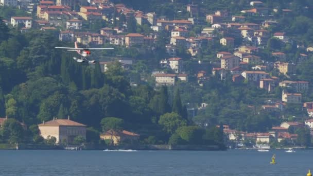 Υδροπλάνο Προσγειώθηκε Στη Λίμνη Κόμο Στην Ιταλία — Αρχείο Βίντεο