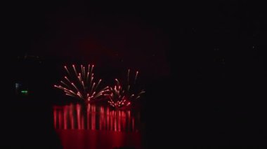 Havai fişek ekran gece su siluet