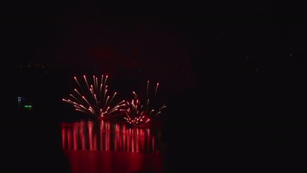 Πυροτεχνήματα οθόνη νύχτα νερό σιλουέτα — Αρχείο Βίντεο