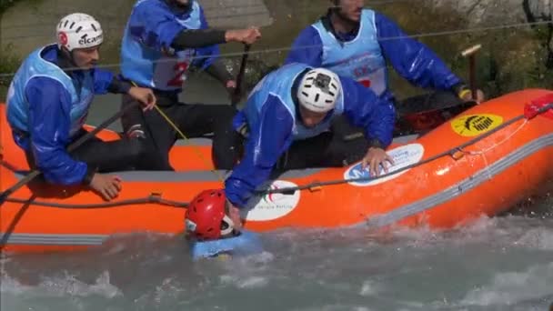 Uma Garotas Resgatada Enquanto Rafting Pelo Rio Dora Baltea Durante — Vídeo de Stock