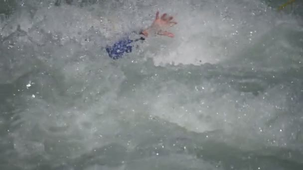 女の子はラフティング ワールドチャンピオンシップ 2018 イヴレーア イタリア中に Dora Baltea 川を下るラフティングしながら救出します — ストック動画