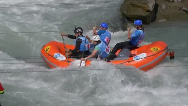 Groupe Athlètes Avec Caméra Action Rafting Sur Rivière Dora Baltea — Video