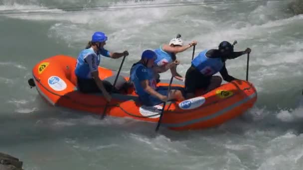Grupo Atletas Con Cámara Acción Rafting Río Dora Baltea Durante — Vídeos de Stock