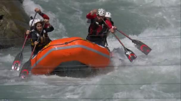 Grupo Atletas Rafting Río Dora Baltea Durante Campeonato Mundial Rafting — Vídeos de Stock