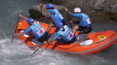 Çek Cumhuriyeti, Dünya Rafting Şampiyonası sırasında (23 Temmuz 2018, Ivrea) Dora Baltea Nehri 'nde (yavaş çekimde) 19 yaşın altında rafting takımı çalıştırmaktadır.)